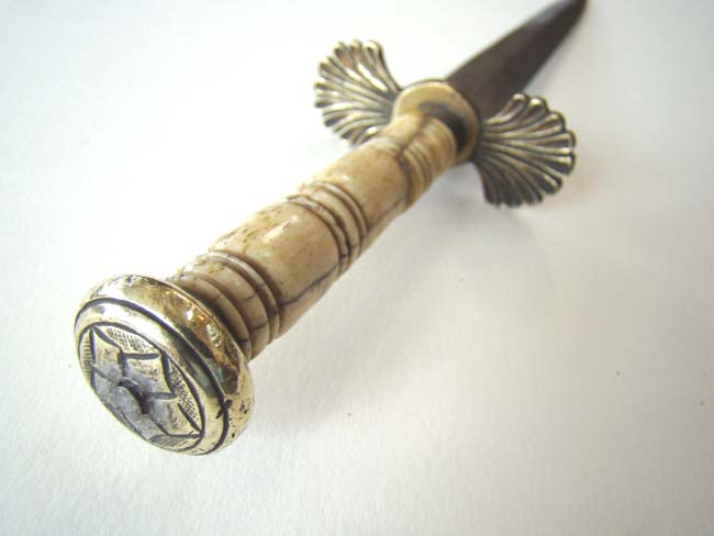 A Napoleonic Period British Naval Dirk with 8 1/2" engraved blade and original brass scabbard circa 1800-1820. — image 3